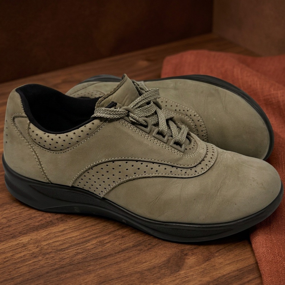 SAS Walk Easy Women's 7.5 M Taupe Nubuck Lace Up Walking Shoes Made in USA